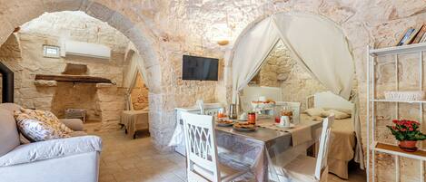 Family Villa, Multiple Bedrooms (Trullo Delle Ginestre Private Pool) | Dining