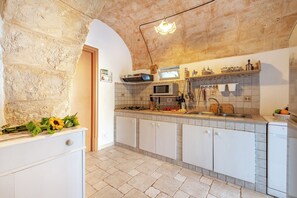 Familienvilla, Mehrere Schlafzimmer (Trullo Delle Ginestre Private Pool) | Eigene Küche