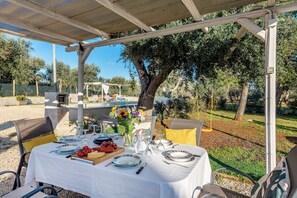 Outdoor dining - Trullo Delle Ginestre Private Pool (Latiano)
