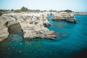 A coastal area with rocky cliffs and clear blue water. - Trullo Delle Ginestre Private Pool (Latiano)