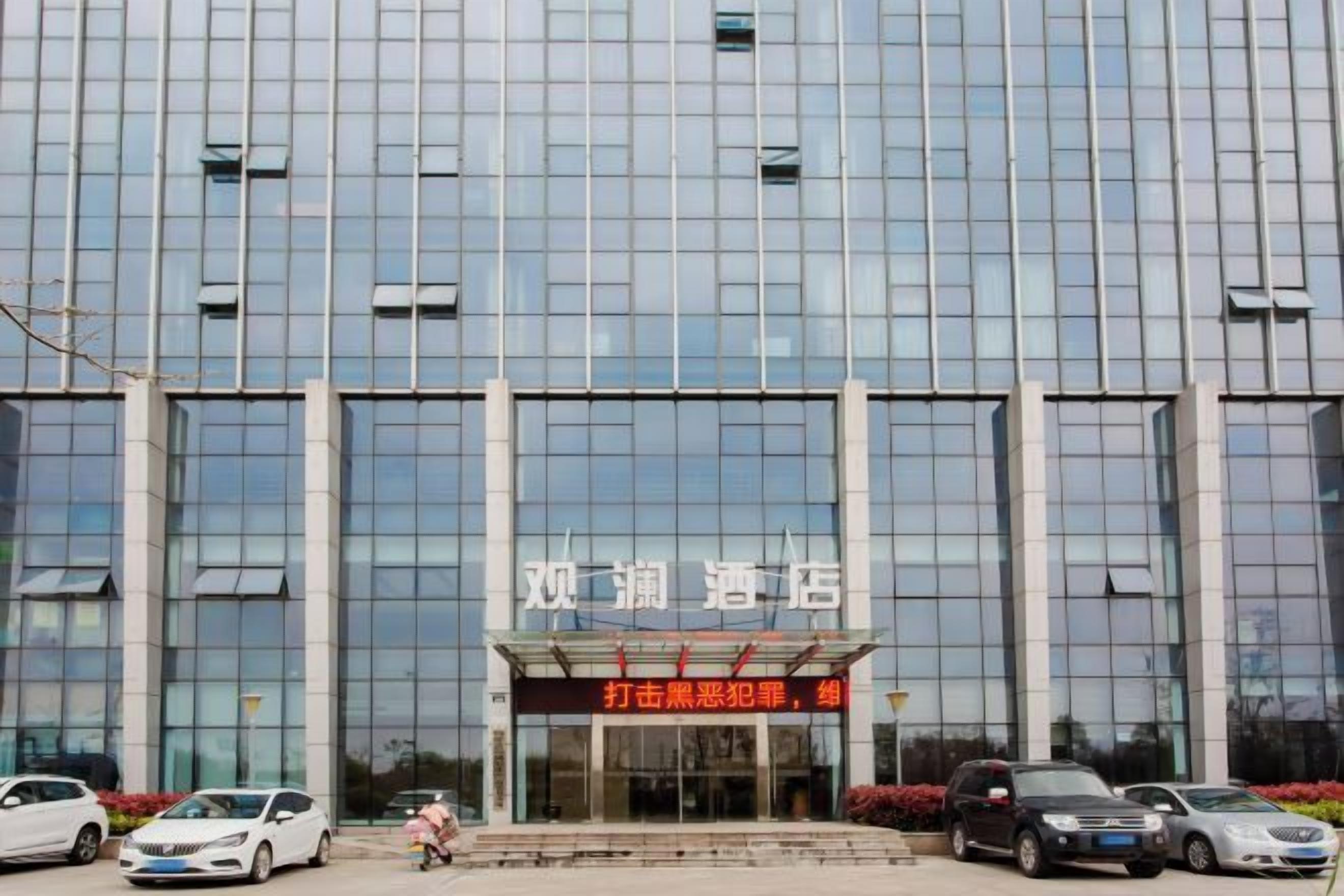 Un edificio moderno con fachada de vidrio y un letrero que dice 'Ocean Hotel'.