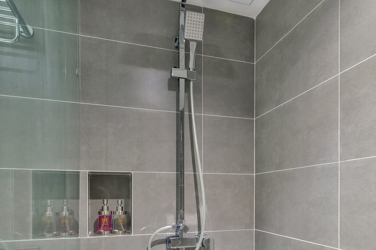 Kostenlose Toilettenartikel, Haartrockner, Bademäntel, Hausschuhe