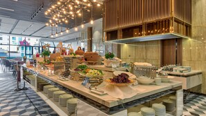 Un buffet proposant une variété de plats et un comptoir pour régler l’addition.