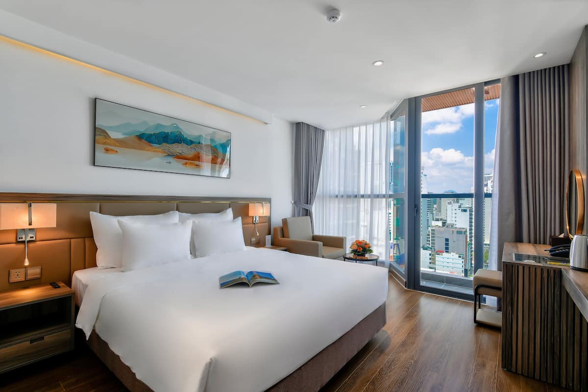 Deluxe kamer, gedeeltelijk uitzicht op oceaan | 1 slaapkamer, hypoallergeen beddengoed, een minibar