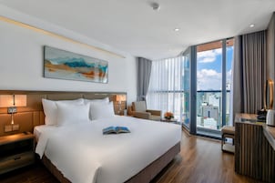 Quarto luxo, vista parcial para o oceano | Roupas de cama antialérgicas, frigobar, cofres nos quartos, escrivaninha