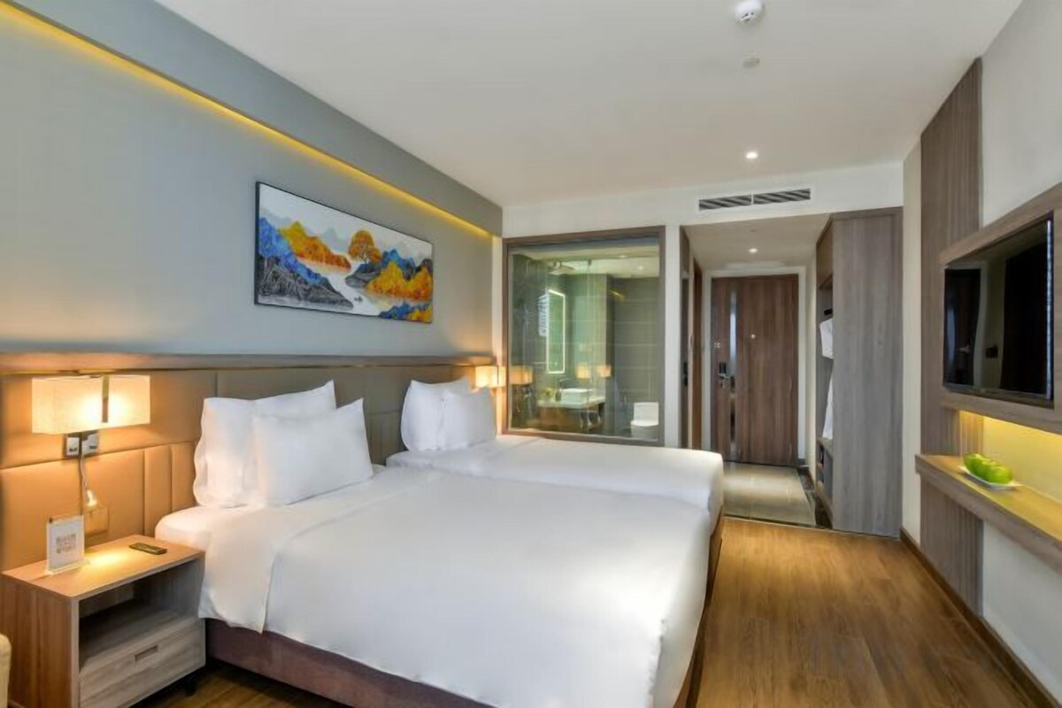 Hypo-allergenic bedding, minibar, in-room safe, desk