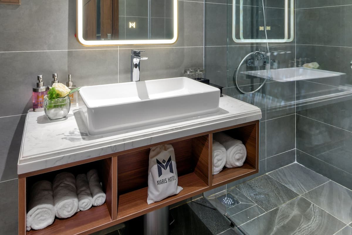 Kostenlose Toilettenartikel, Haartrockner, Bademäntel, Hausschuhe