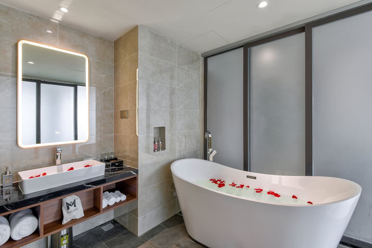 Suite | Badezimmer | Kostenlose Toilettenartikel, Haartrockner, Bademäntel, Hausschuhe