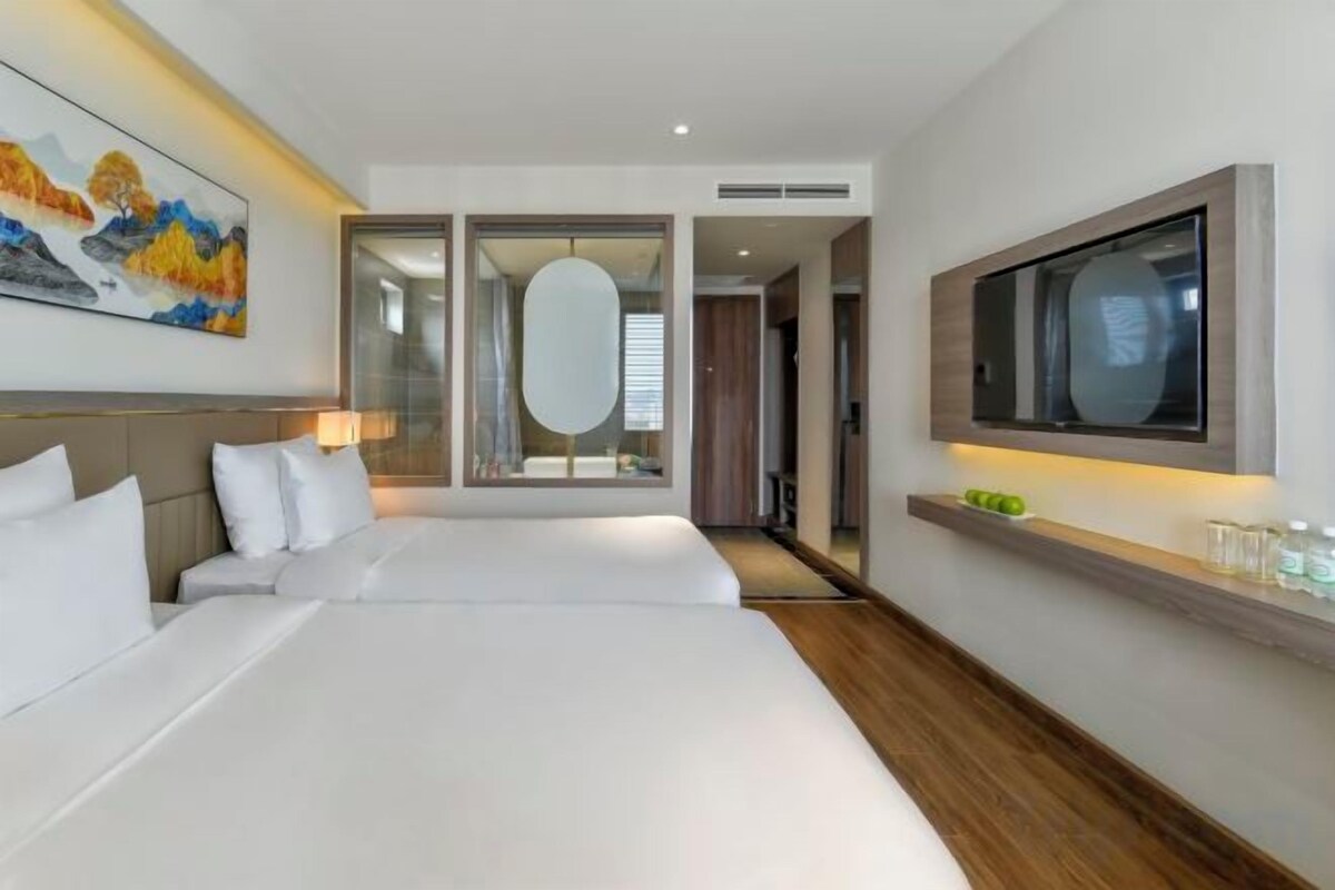 Hypo-allergenic bedding, minibar, in-room safe, desk