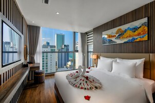 Suite | Hypo-allergenic bedding, minibar, in-room safe, desk