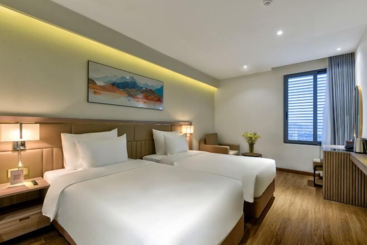 Hypo-allergenic bedding, minibar, in-room safe, desk