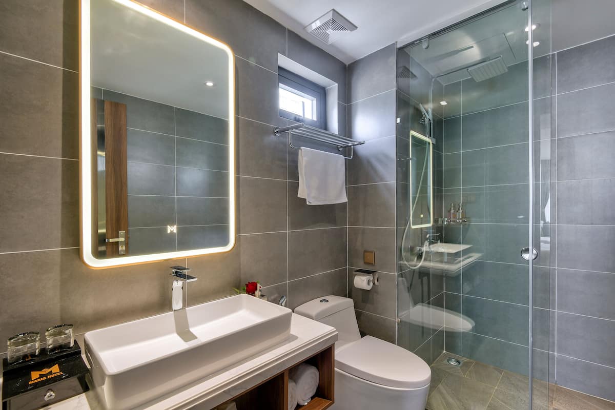 Kostenlose Toilettenartikel, Haartrockner, Bademäntel, Hausschuhe