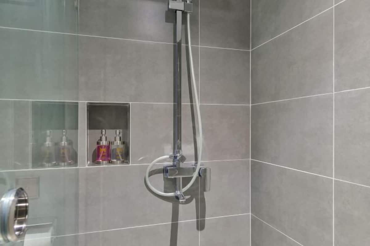 Kostenlose Toilettenartikel, Haartrockner, Bademäntel, Hausschuhe