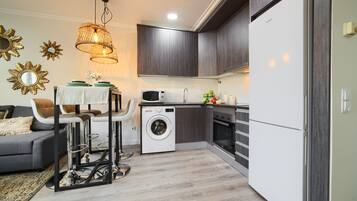 Großer Kühlschrank, Mikrowelle, Ofen, Espressomaschine