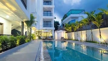 Una piscina al aire libre