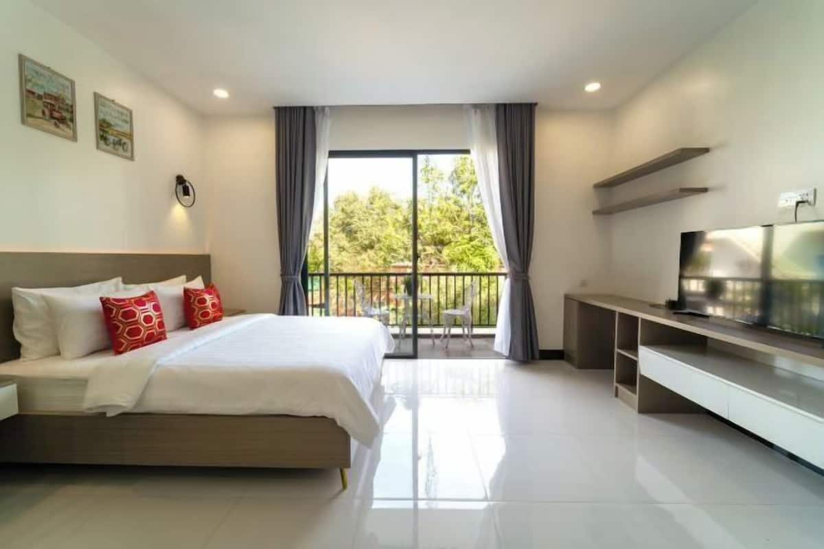 Egyptian cotton sheets, premium bedding, Select Comfort beds, desk