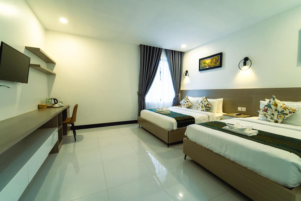 ファミリー ルーム | エジプト綿のシーツ、高級寝具、セレクト コンフォート製ベッド、デスク