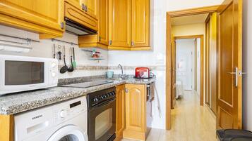 Réfrigérateur, micro-ondes, four, chaise haute