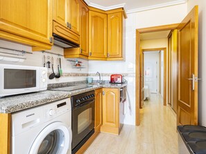 Kühlschrank, Mikrowelle, Ofen, Kochgeschirr/Geschirr/Besteck