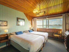 6 habitaciones, escritorio y tabla de planchar con plancha 