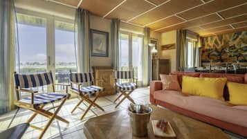 Flat-screen TV, fireplace