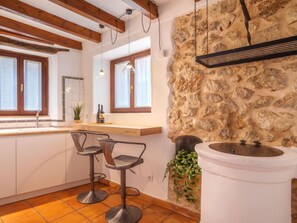 ثلاجة، ميكروويف، فرن، غسالة أطباق