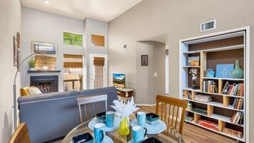 Condo, 1 Bedroom | Tempat makan