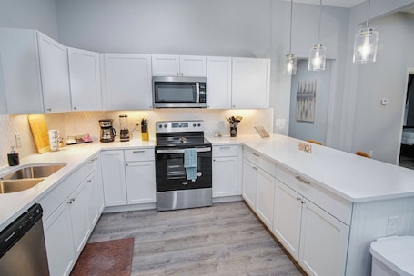 Microondas, horno, placa de cocina, utensilios de cocina