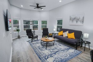 Casa (5 Bedrooms) | Zona de estar | Televisión de 50 pulgadas con canales por cable