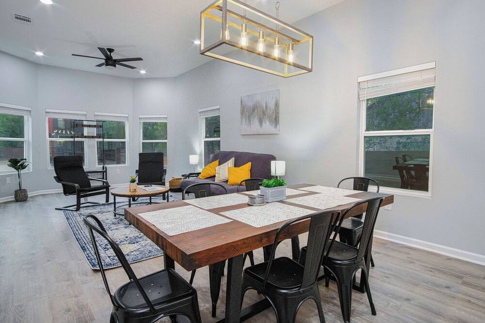 Exceptional 5BR So Close to Riverwalk and Downtown