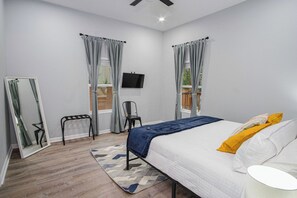 5 habitaciones y espacio para trabajar con laptop 