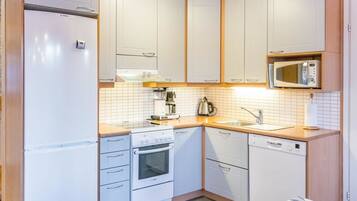 Kylskåp, mikrovågsugn, diskmaskin och grytor/köksredskap