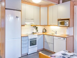 Fridge, microwave, dishwasher, cookware/dishes/utensils