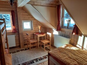 5 bedrooms, desk, internet