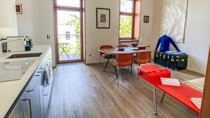 Kühlschrank, Geschirrspüler, Toaster, Kochgeschirr/Geschirr/Besteck