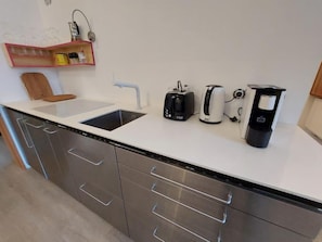 Kühlschrank, Geschirrspüler, Toaster, Kochgeschirr/Geschirr/Besteck