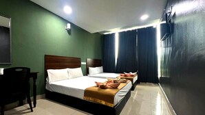 Habitación de hotel con dos camas, un escritorio y una silla.