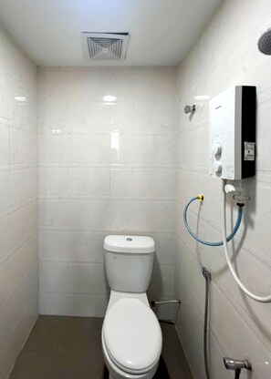 Habitación triple básica | Baño | Ducha, artículos de higiene personal gratuitos y toallas