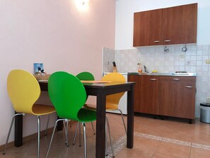 شقة (One Bedroom Apartment with Terrace an) | مطبخ صغير خاص | ثلاجة