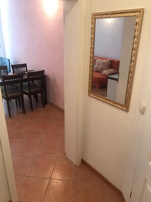 아파트 (One Bedroom Apartment with Terrace an) | 거실 | 위성 채널 시청이 가능한 25인치 평면 TV, TV