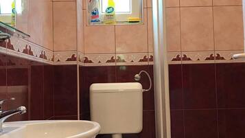 Apartment (One Bedroom Apartment with Terrace an) | Badezimmer | Dusche, Handtücher