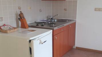 Departamento (One Bedroom Apartment with Terrace A1) | Cocineta privada | Refrigerador