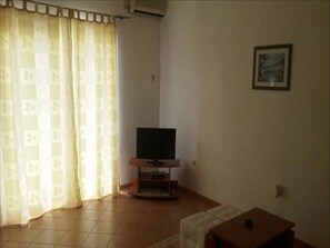 Apartment (One Bedroom Apartment with Terrace A1) | Living room | 25-inch flat-screen TV with satellite channels, TV - Apartments Semafor (Marina)