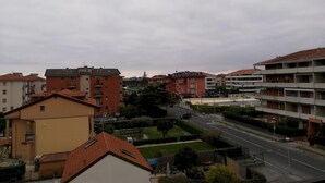 A residential area with multi-story buildings, a road, and greenery. - San Lazzaro 81 Mansarda (Andora)