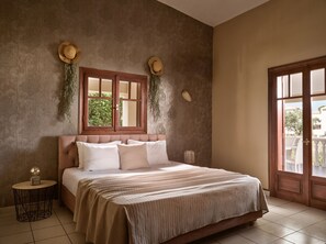 3 makuuhuonetta, tallelokero huoneessa, silitysrauta/-lauta