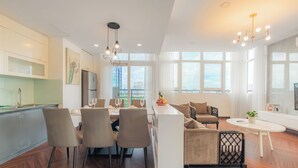 Una cocina moderna con comedor, ventanas amplias y vistas a la ciudad.