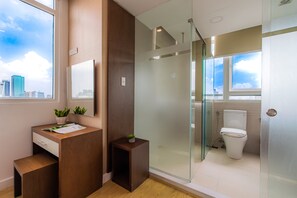 City appartement | Badkamer | Een douche, een haardroger, pantoffels, een bidet