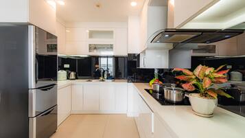 Departamento urbano | Cocina privada | Refrigerador, microondas, parrilla de estufa y arrocera