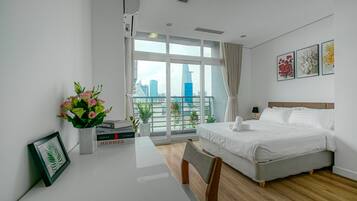 Appartement | Badkamer | Een douche, een haardroger, pantoffels, een bidet