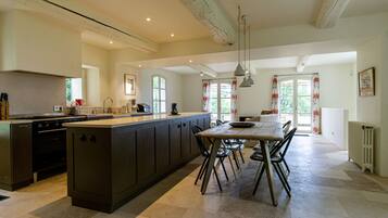 Réfrigérateur, four, plaque de cuisson, lave-vaisselle